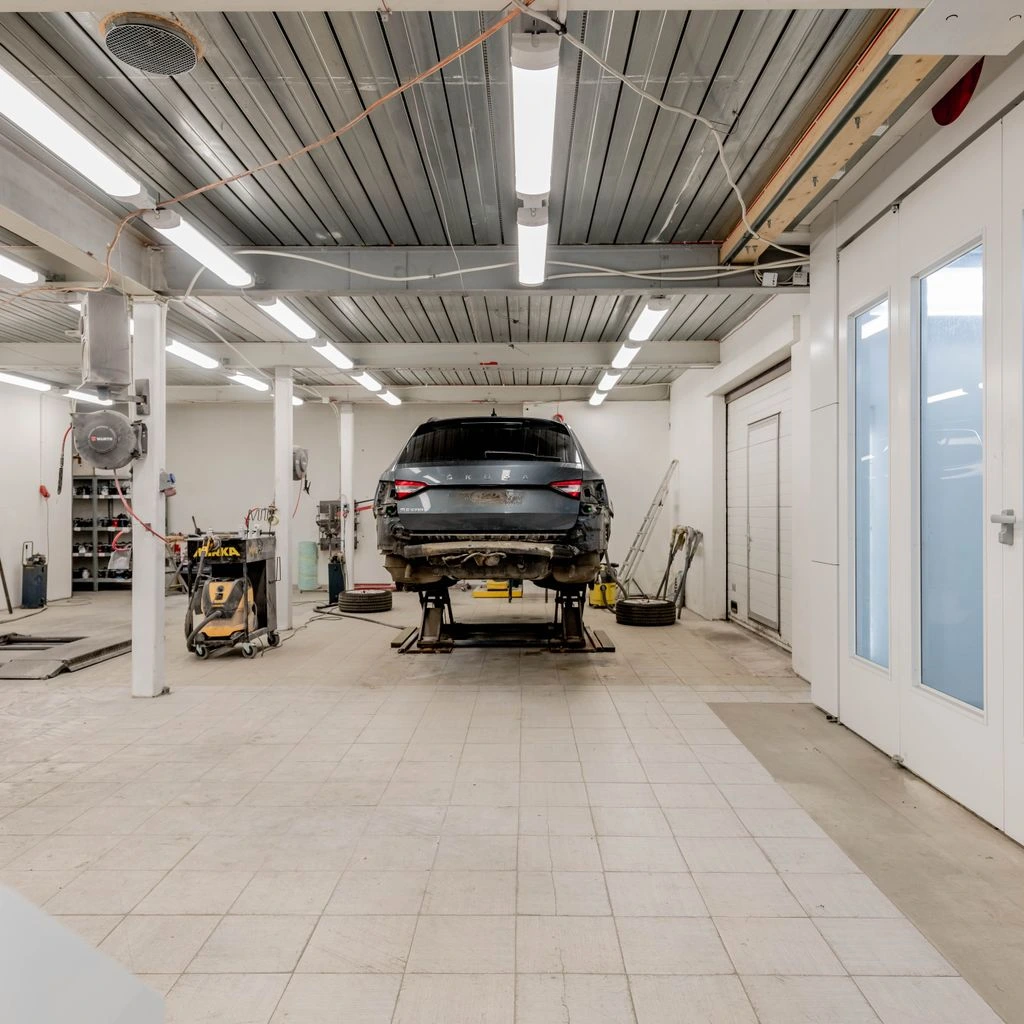 Main shop floor with 9 two-post lifts and parallel build bays.